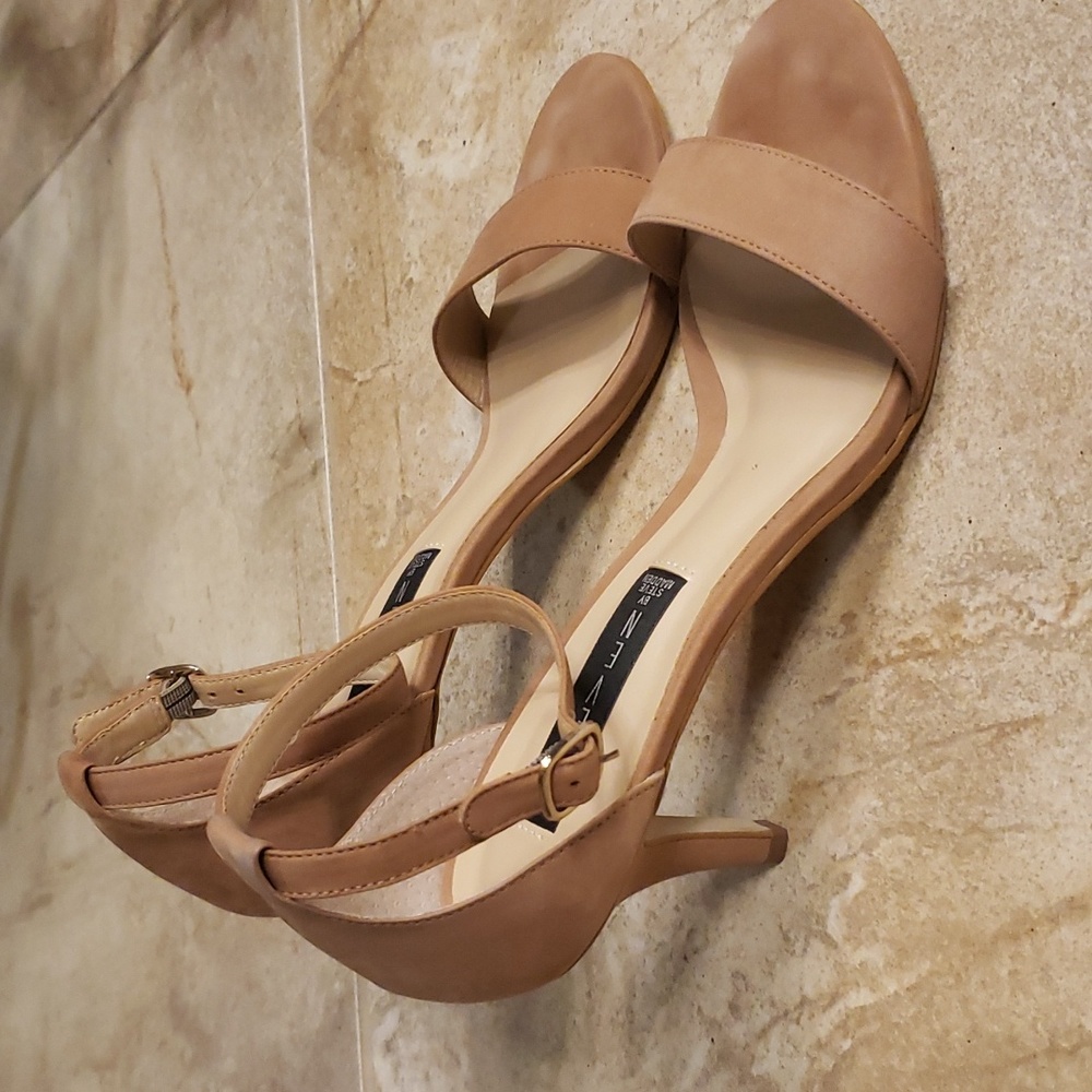 Steve Madden Vienna Tan Nubuck Sandal - Picture 3 of 10